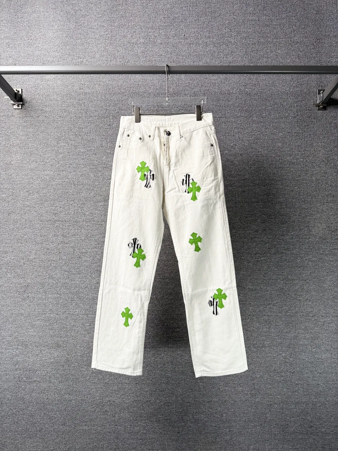 P230 💰 (Top version) Chrome Hearts/Chrome Hearts Classic white and green series colored leather cross washed color cloth unisex denim trousers Vibe style straight stacked god-level version Carbon fine bias denim color cloth Old vintage complete set of hardware - Chrome Hearts white cow series The high version uses high-ounce customized fabrics, fermentation washing and soft color fixation, soft and thick to wear. The details are all produced by hand-polished craftsmanship. All-over printed jacquard fabric Unique design style. Through multiple processes to create a full retro feel. Unique niche non-contrast shirt. Customized distressed spray-painted buttons. Craftsmanship in every detail. Color: white and green. Size: 28-30-32-34 (corresponding to S-M-L-XL)
